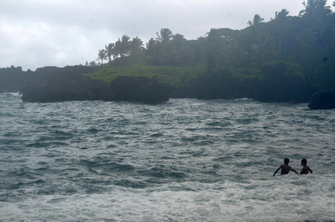 Menschen: Hawaii Maui Waianapanapa Black Sand Beach