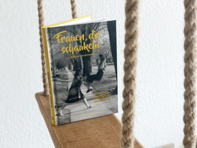 Frauen, die schaukeln